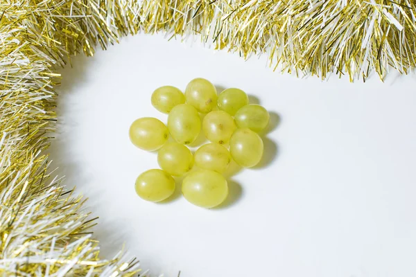 Doce uvas, que se comen en España para celebrar el nuevo año — Foto de Stock