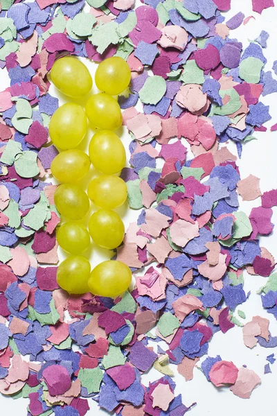 Doce uvas y confeti para las vacaciones de Año Nuevo —  Fotos de Stock