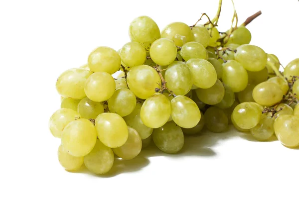 Uvas blancas sobre fondo blanco —  Fotos de Stock