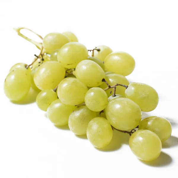 Uvas brancas sobre fundo branco — Fotografia de Stock