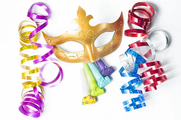 Máscara de carnaval com flâmulas coloridas e chifres de festa em b branco — Fotografia de Stock