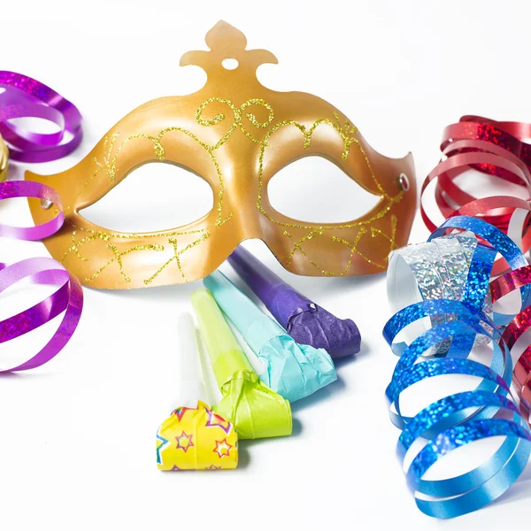 Masque de carnaval avec banderoles colorées et cornes de fête sur blanc b — Photo