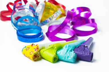 Madde için parti, renkli yılan ve üfleyiciler