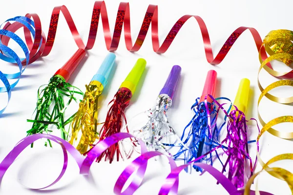 Party Horn Blower met gekleurde streamers op witte achtergrond — Stockfoto