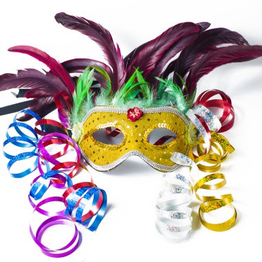 Karnaval maskeleri ve serpantin