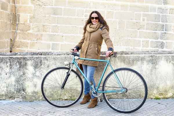 Vuxen kvinna med vintage cykel — Stockfoto