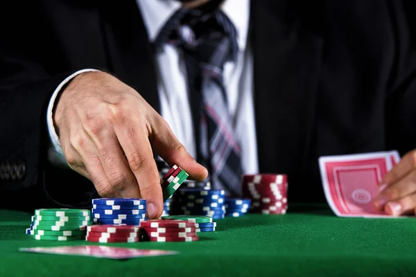 Uomo che scommette sul casinò — Foto Stock