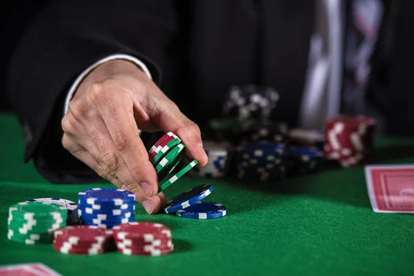 Uomo che scommette sul casinò — Foto Stock