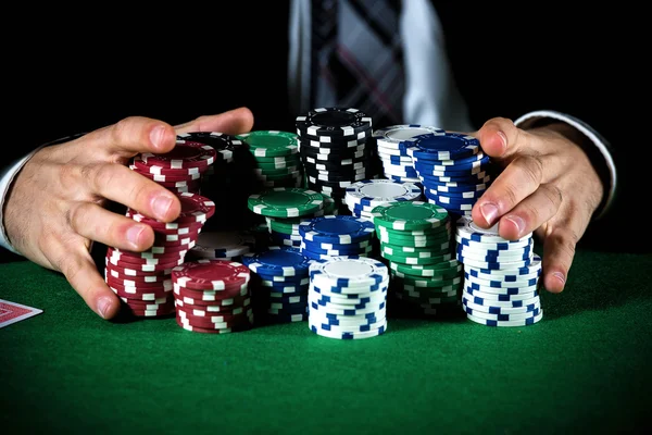 Uomo che scommette sul casinò — Foto Stock