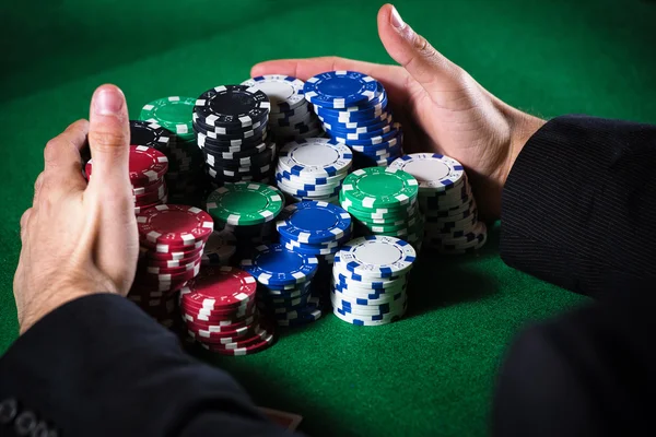 Hombre apostando en el casino — Foto de Stock