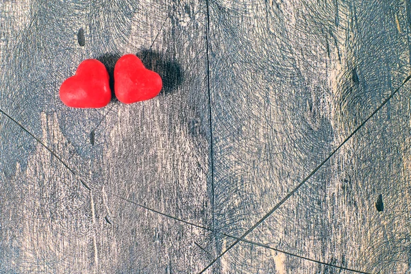 Coeurs de bonbons sur fond en bois — Photo