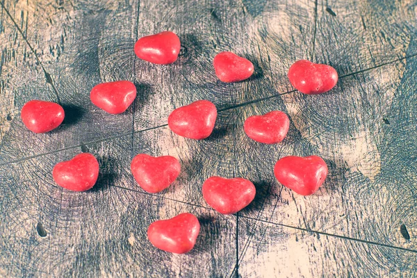 Candy srdce na dřevěné pozadí — Stock fotografie