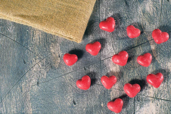 Свежие сердца на деревянном фоне — стоковое фото