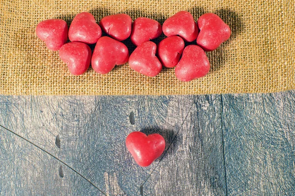 Candy srdce na dřevěné pozadí — Stock fotografie