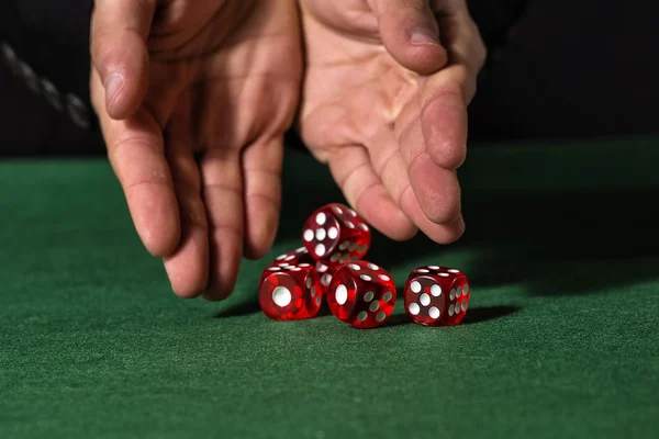 Mannenhand vijf dobbelstenen op groene vilt — Stockfoto