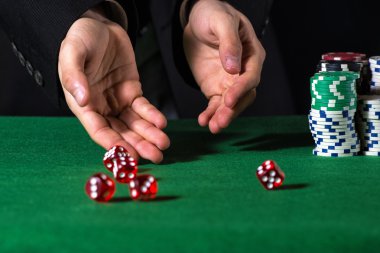 Erkek eli beş zar üzerinde yeşil keçe haddeleme