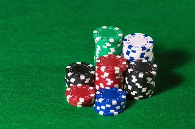 Casino chips yeşil keçe üzerinde