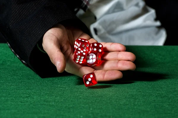 Mannenhand vijf dobbelstenen op groene vilt — Stockfoto