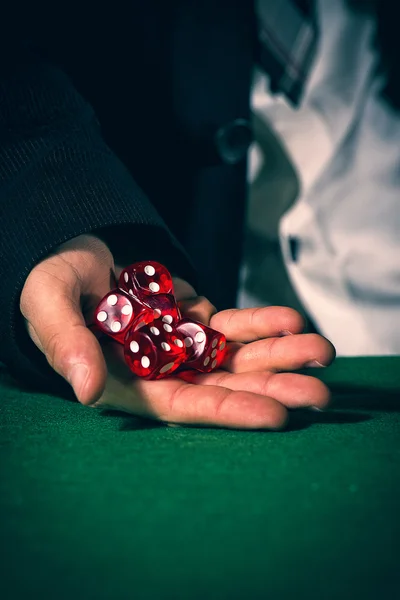男性的手，五个骰子上绿色的感觉 — 图库照片