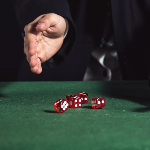 Mannenhand vijf dobbelstenen op groene vilt — Stockfoto