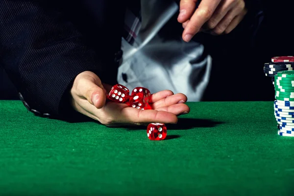 男性的手，五个骰子上绿色的感觉 — 图库照片