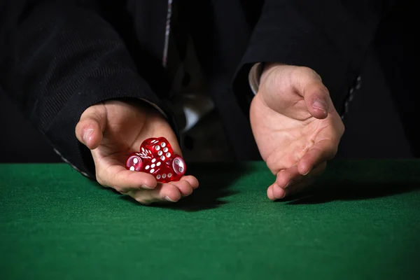 Manlig hand rullande fem tärningar på grön filt — Stockfoto