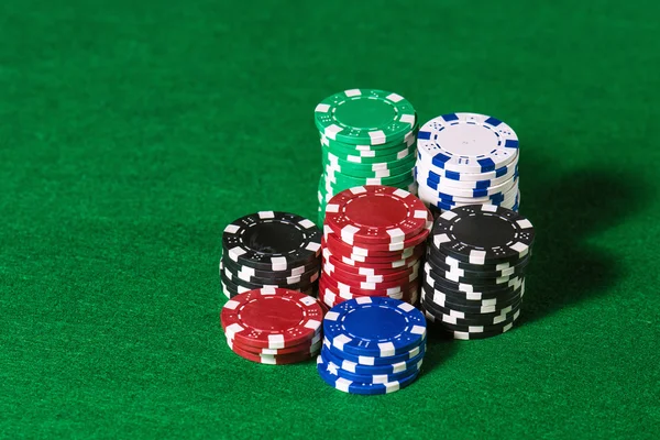 Casino chips on green felt — Stock Photo, Image