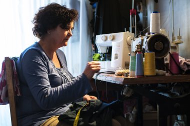 Orta yaşlı kadın dikiş