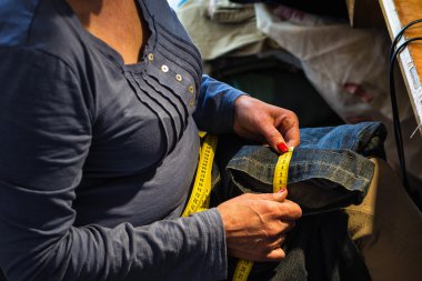 Orta yaşlı kadın dikiş