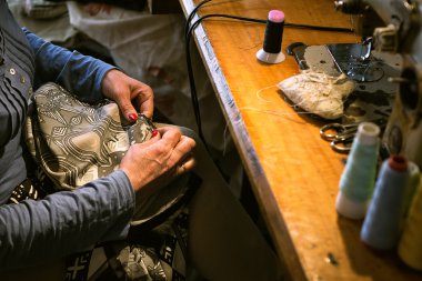 Orta yaşlı kadın dikiş