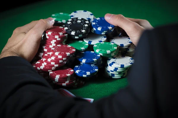 Uomo che scommette sul casinò — Foto Stock