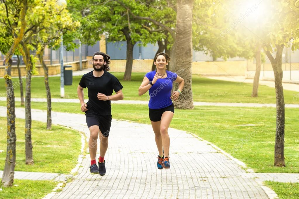 Pareja corriendo por el Parque — Fotos de Stock © kiko_jimenez 72718483