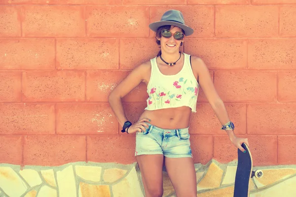 Beautiful woman laughing in Skateboard