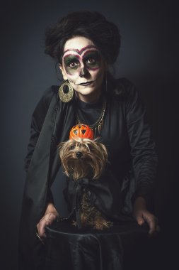 Kadın ve köpek için Halloween kılık portre