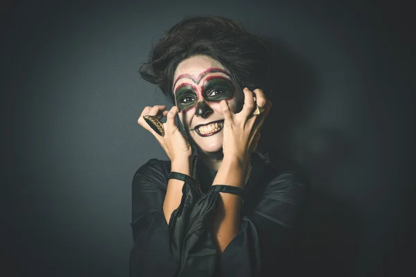 Retrato de mulher disfarçada para o Halloween — Fotografia de Stock