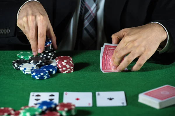 Homem apostando no casino — Fotografia de Stock