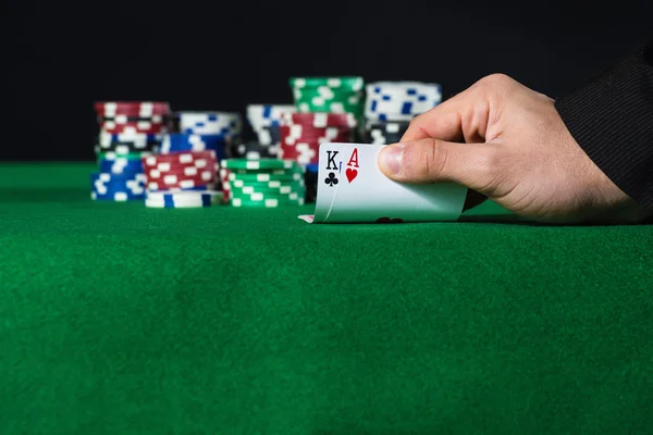 Primo piano del giocatore di poker con due assi — Foto Stock