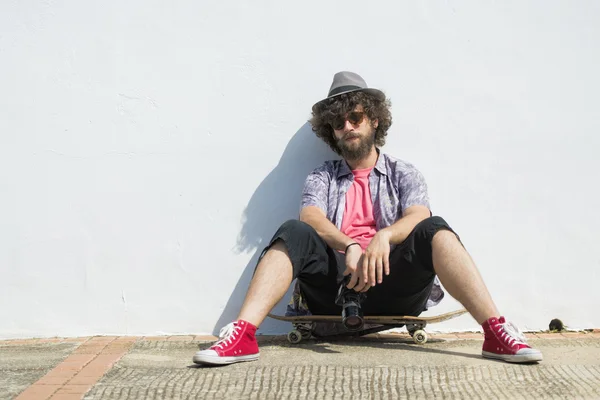 Man with photo camera and skateboard — Stock Photo, Image