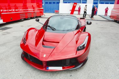 araba ferrari
