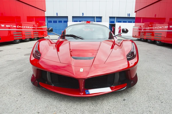 araba ferrari