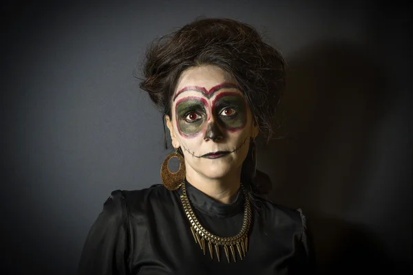 Porträt einer verkleideten Frau zu Halloween — Stockfoto