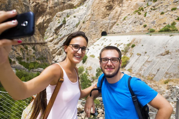 Bir selfie dağlık yer alan genç Çift Telifsiz Stok Imajlar