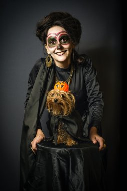 Kadın ve köpek için Halloween kılık portre