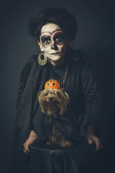 Porträtt av kvinna och hund i förklädnad för Halloween — Stockfoto