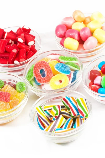 Cuenco de cristal lleno de caramelos diferentes — Foto de Stock