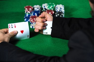 Pokerde hile adam cebinde kadar as ile.