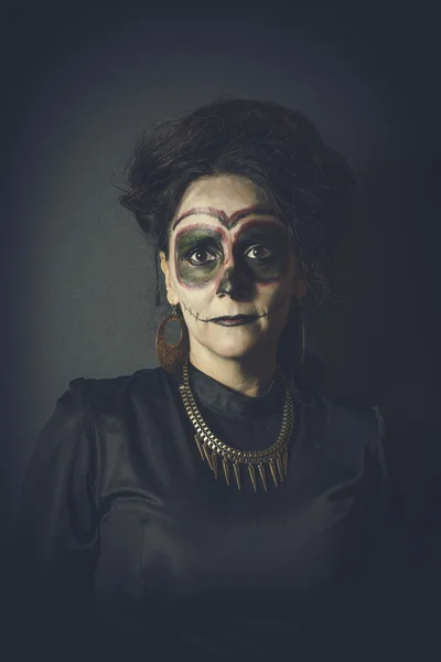 Porträtt av kvinna i förklädnad för Halloween — Stockfoto