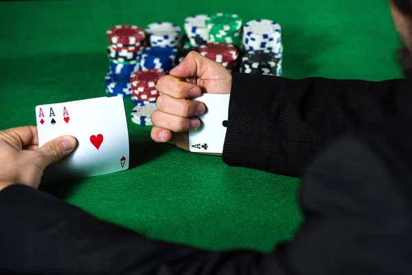 Mann mit Ass im Ärmel betrügt beim Poker. — Stockfoto