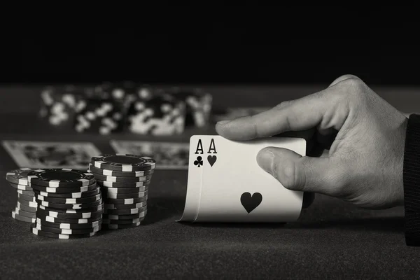 Primer plano del jugador de póquer con dos ases en blanco y negro —  Fotos de Stock