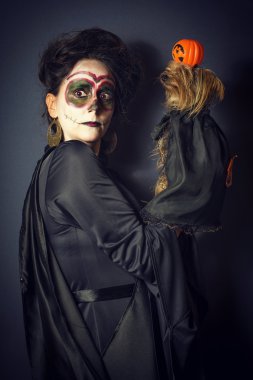 Kadın ve köpek için Halloween kılık portre